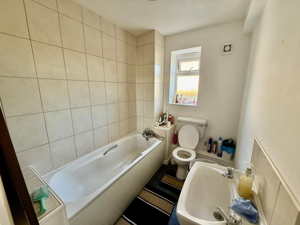Lot: 139 - FLAT FOR INVESTMENT - Bathroom with W.C.
